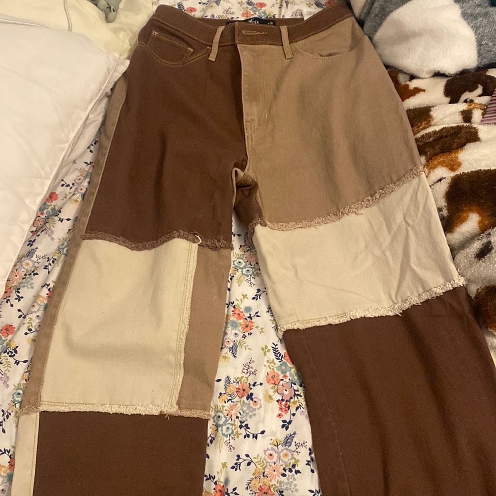 i’m selling these brown holister jeans that aren’t my size. never been worn